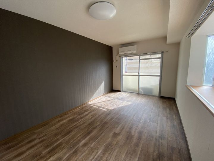 めまさビルの居間