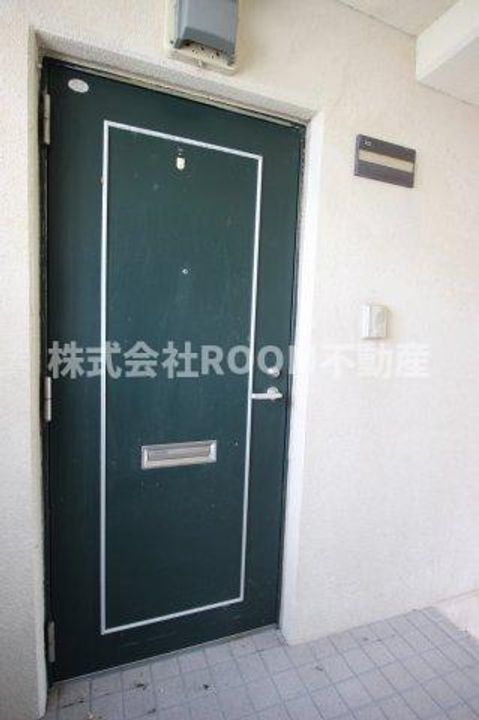 サースマンションの玄関