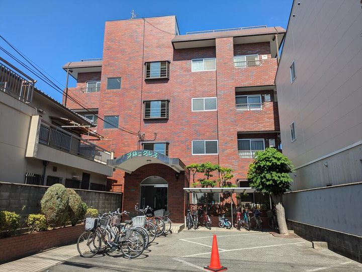 ハイツブローグレスの外観