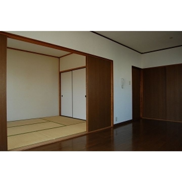 グランドリー薄場の居間