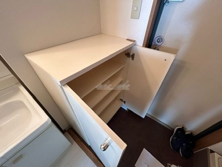 シャトール田口金沢八景の玄関