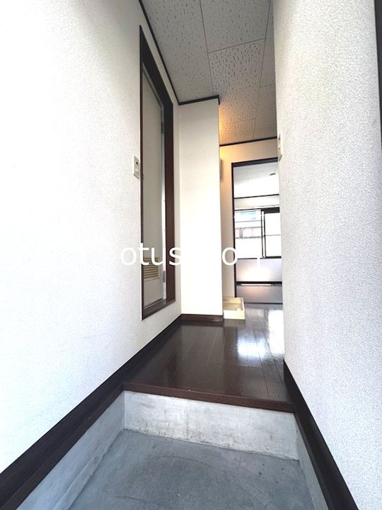 メイゾン静苑B棟の玄関