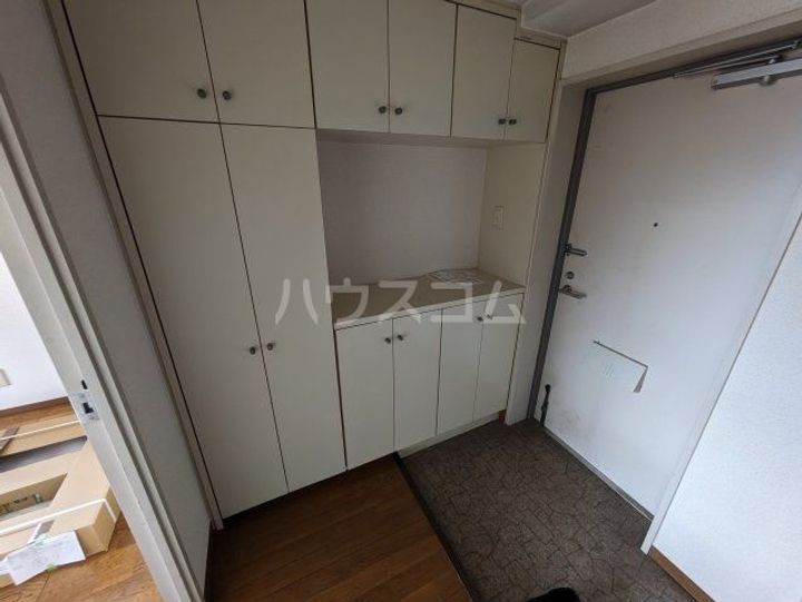 マンションベルベルの玄関