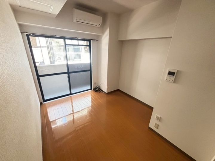 ユーアイビルの居間