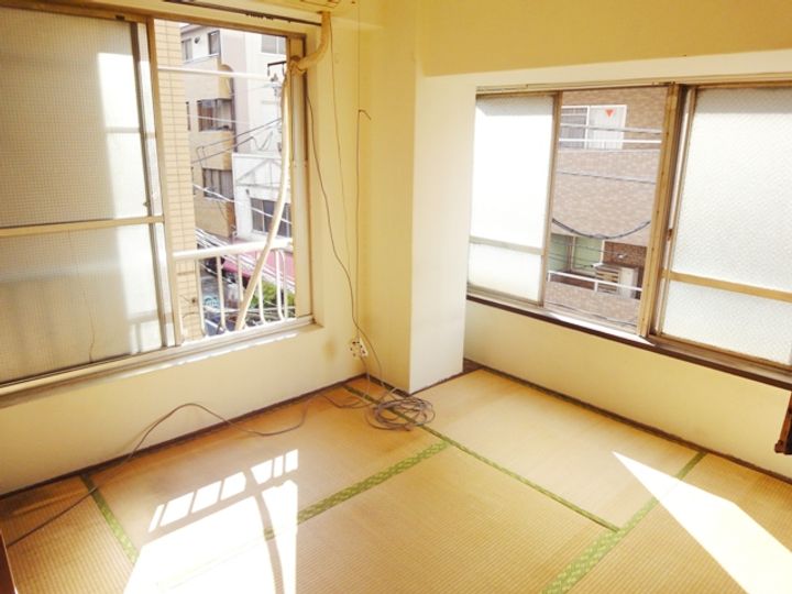 寿ビルの居間