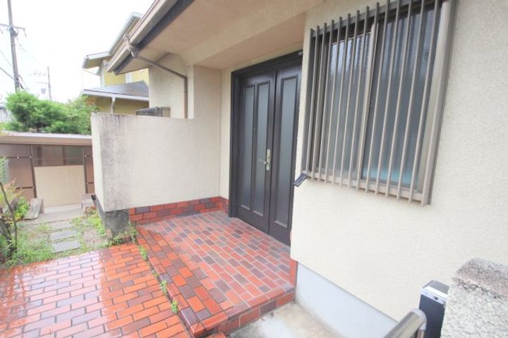 奈良県奈良市六条緑町2(一戸建)の賃貸物件の玄関