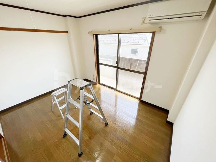 ロイヤルビレッヂの居間