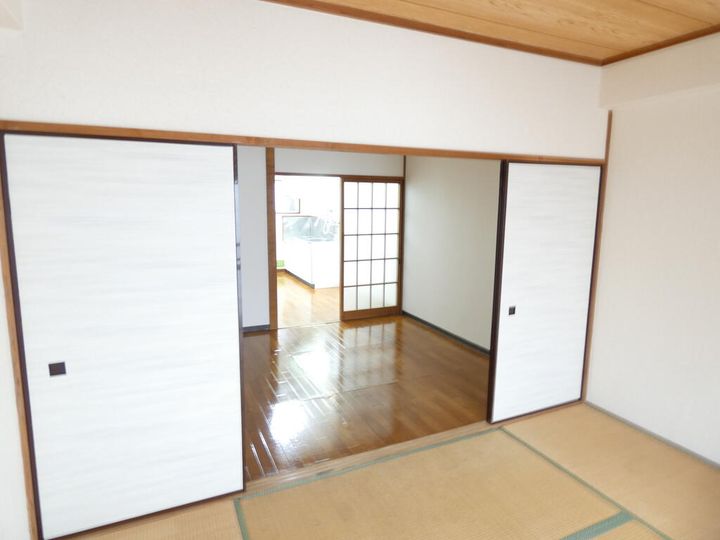 佐治ビルの居間