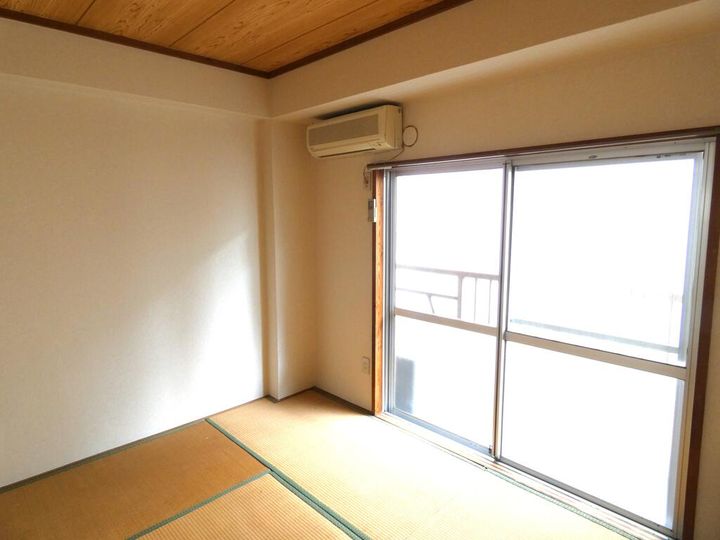 佐治ビルの居間