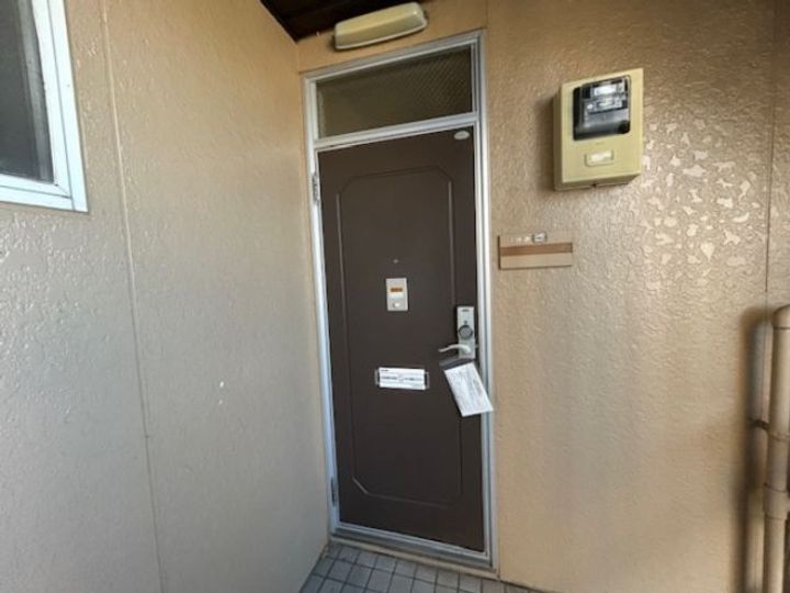 プレジール三城 A棟の玄関