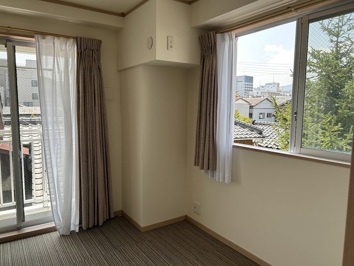 太田ビルの居間