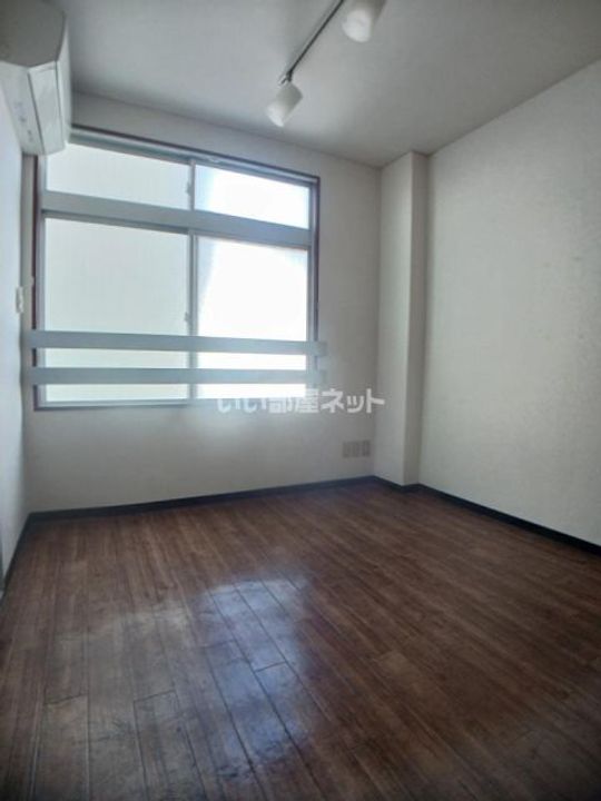 亀井ビルの居間