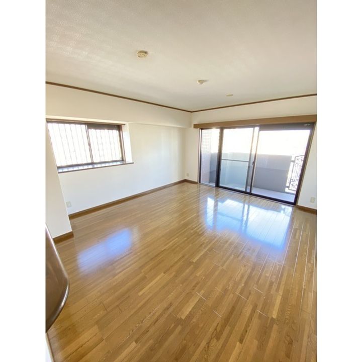 コアマンション九品寺 611号室の居間