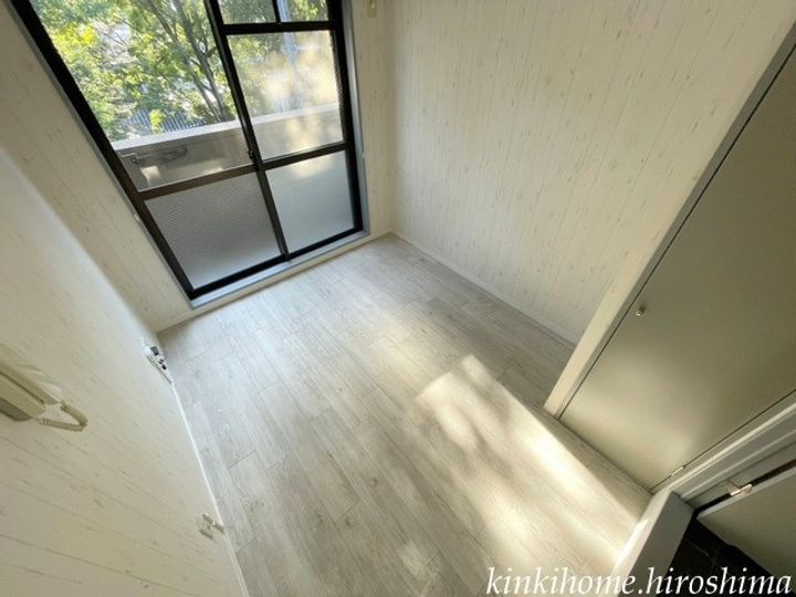 広島県広島市西区大宮1の賃貸マンションの居間