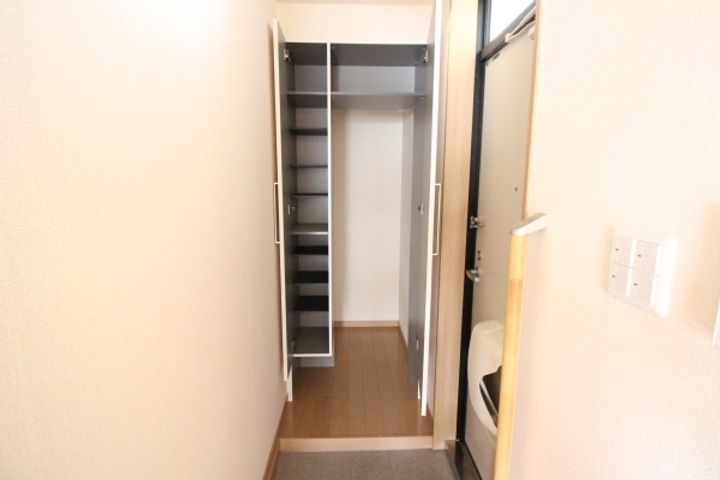 レジデンスみやま A棟の玄関