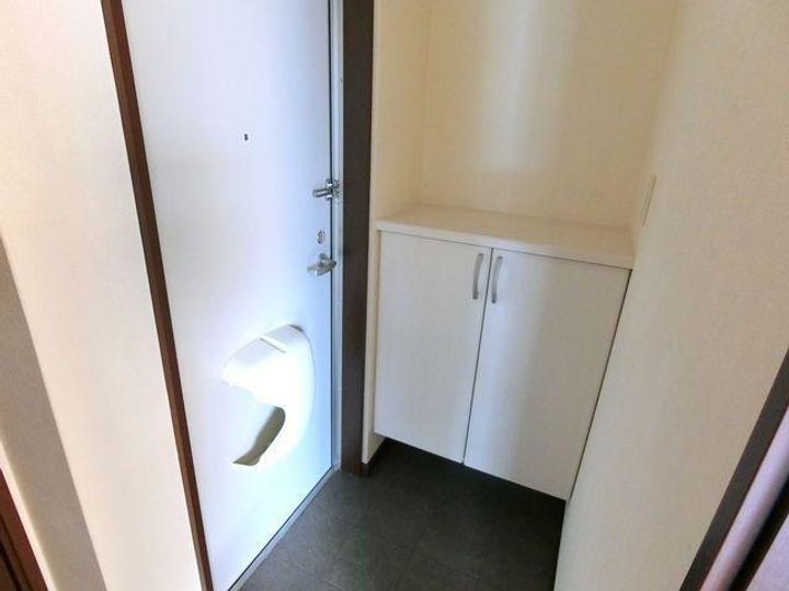 カレン・ユウの玄関