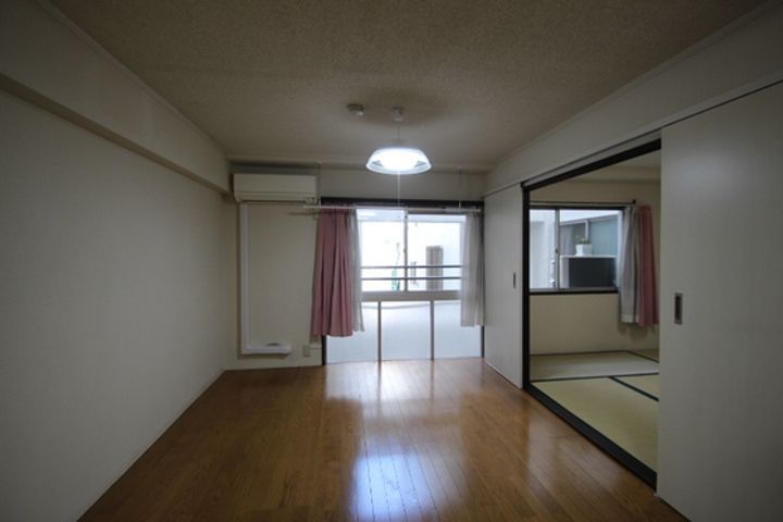 弓之町ビルの居間