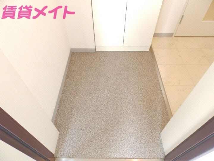 ウッドベルスクエアB棟の玄関