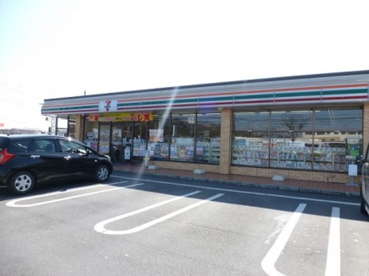 ラベンダー三峰の周辺