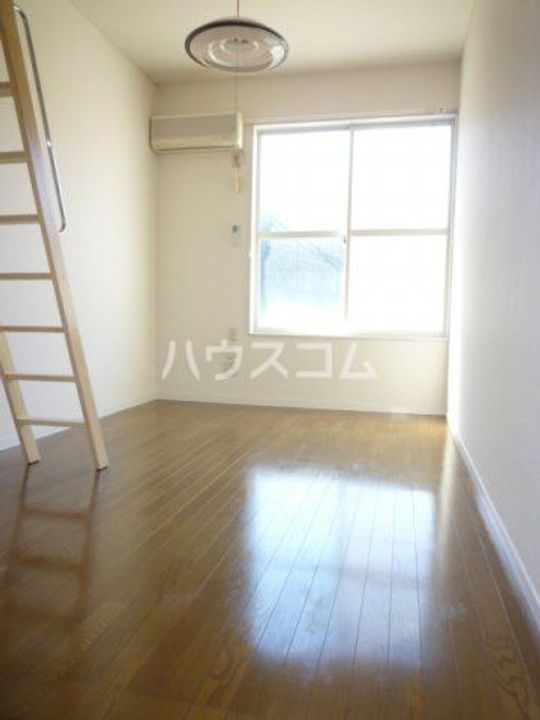 パレス岡出山の居間
