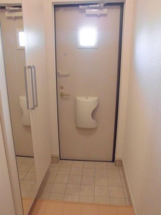 レグメスIIIの玄関