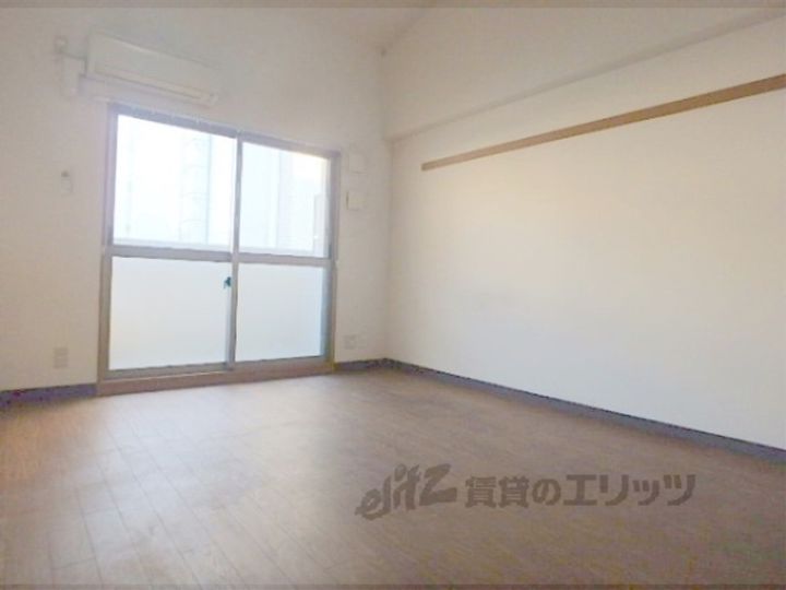 ジュネス四条烏丸の居間