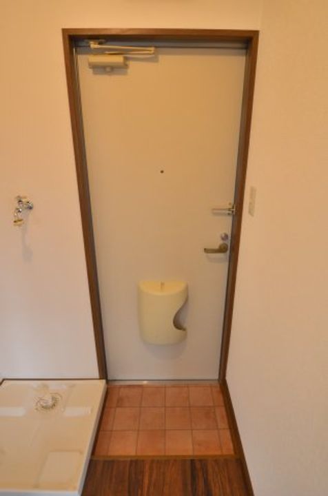 シャトル熊野町Iの玄関