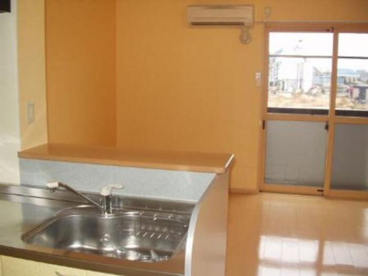 リビングタウン泉もえぎ台 Aの居間