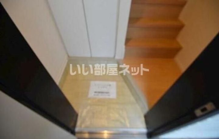 メゾンChelseaII番館の玄関