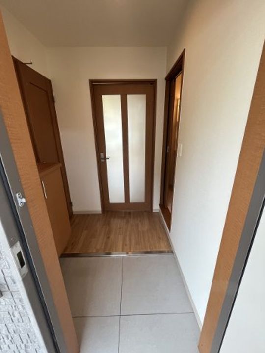 フォブール栗林南Bの玄関