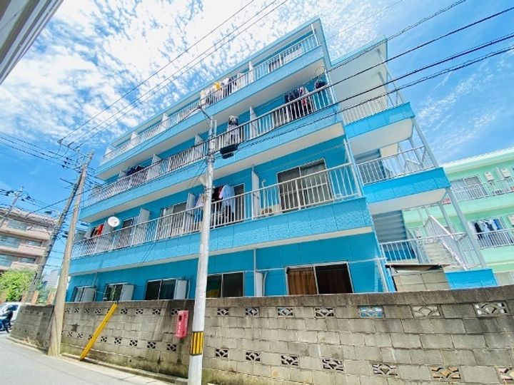 シャトル国立の外観