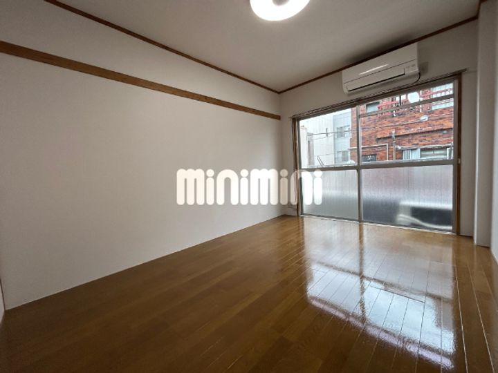 双葉ビルの居間