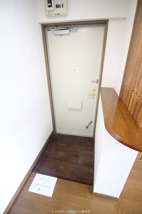 中野ビルの玄関