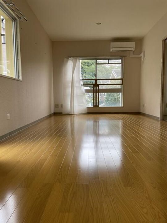 コーポレート南大沢の居間