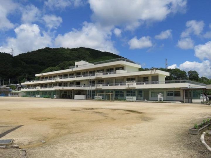 メゾン山水の周辺
