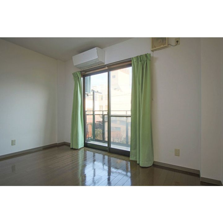 ワンルーム花房の居間