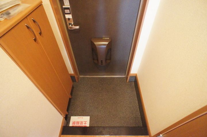 リヴァージュ B棟の玄関