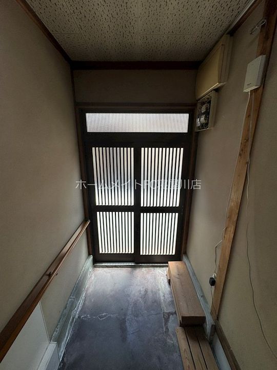 大阪府寝屋川市清水町(一戸建)の賃貸物件の玄関