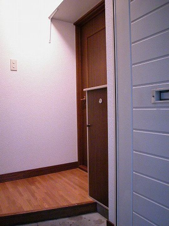 ファミール新川の玄関