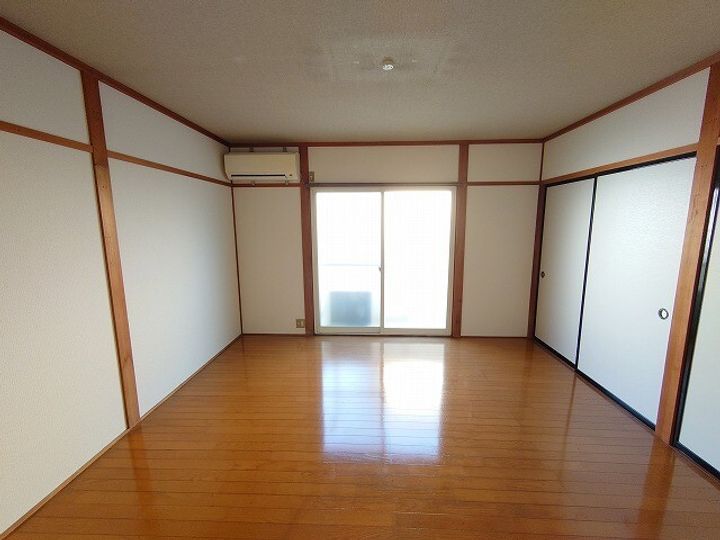 コーポ中御所の居間