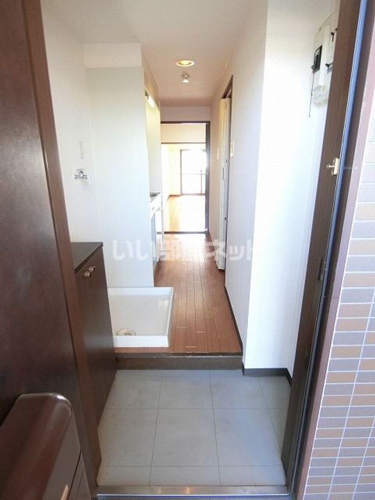 三重県津市栗真町屋町(マンション)の賃貸物件の玄関