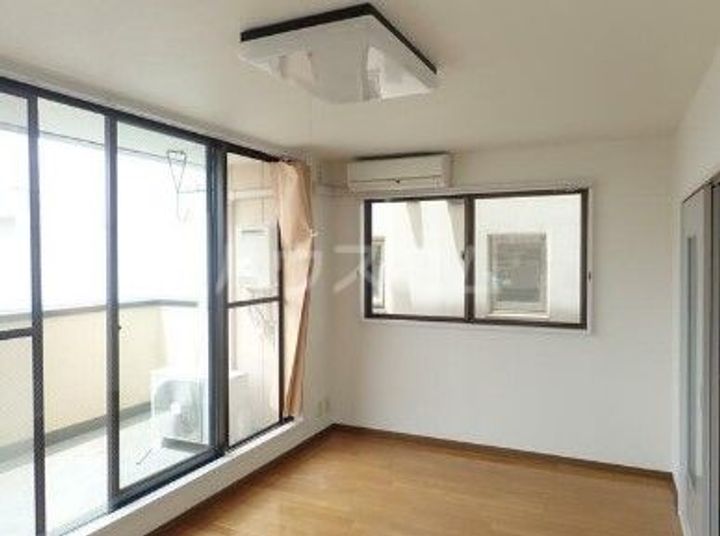 第六大興ビルの居間