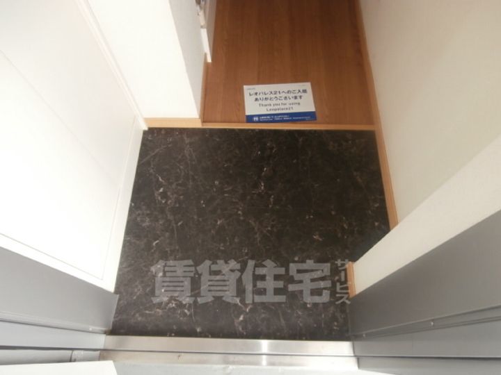 大阪府高槻市古曽部町2(アパート)の賃貸物件の玄関