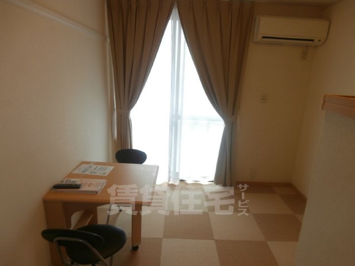 大阪府高槻市古曽部町2(アパート)の賃貸物件の居間