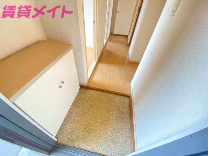 アムール・ラフィーネ B棟の玄関