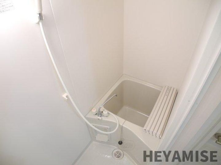 modern palazzo水辺の森の風呂