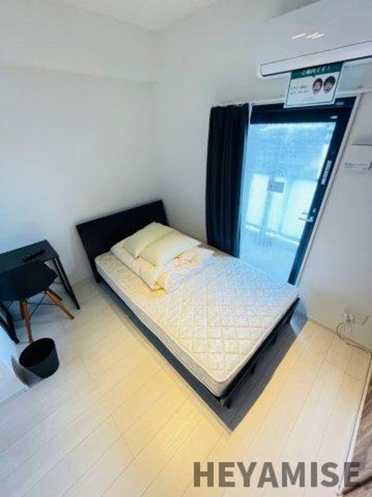 modern palazzo水辺の森の内装