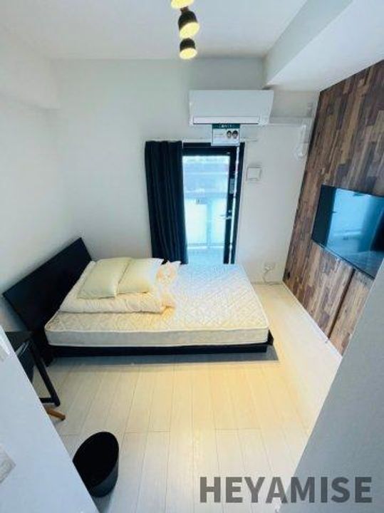 modern palazzo水辺の森の居間