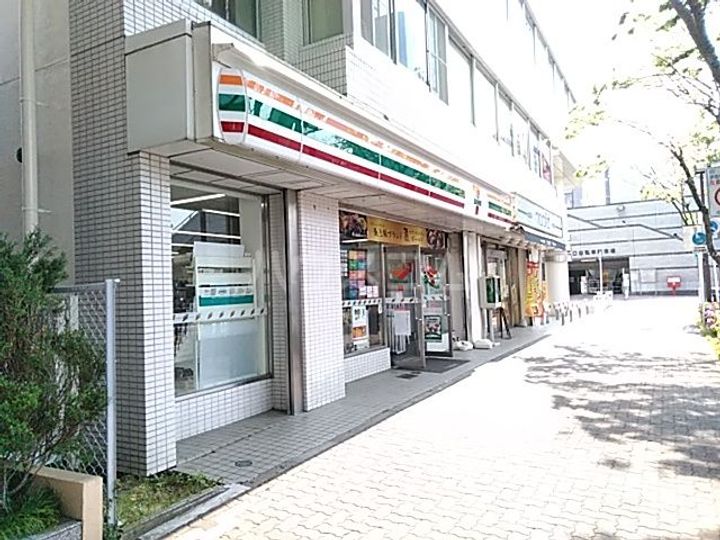 リブリ・アピンの周辺