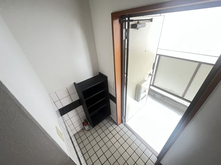 ロイヤル薊野の玄関